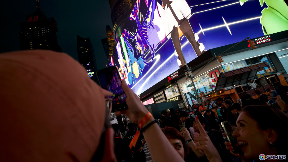 「Pokémon GO」10周年を祝うサプライズイベントがニューヨーク・タイムズスクエアで開催！1,000人以上のトレーナーがメガミュウツーYに挑むの画像9
