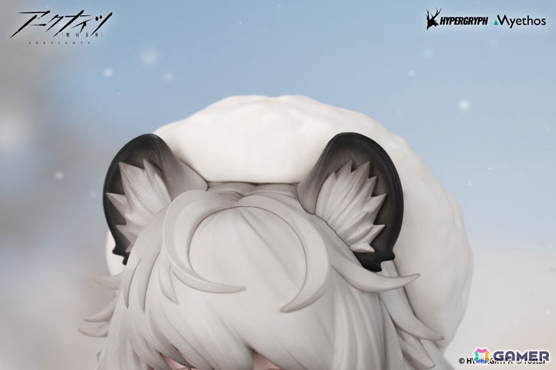 「アークナイツ」小さな雪だるまを抱えた、あどけない姿のプラマニクスが登場!大きな雪帽子の下からはふわふわの耳がそっとのぞくの画像
