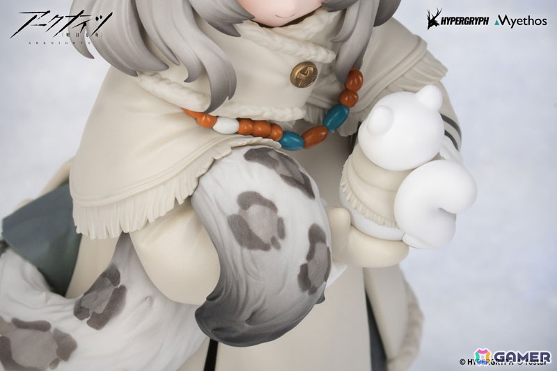 「アークナイツ」小さな雪だるまを抱えた、あどけない姿のプラマニクスが登場!大きな雪帽子の下からはふわふわの耳がそっとのぞくの画像