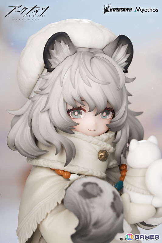 「アークナイツ」小さな雪だるまを抱えた、あどけない姿のプラマニクスが登場!大きな雪帽子の下からはふわふわの耳がそっとのぞくの画像