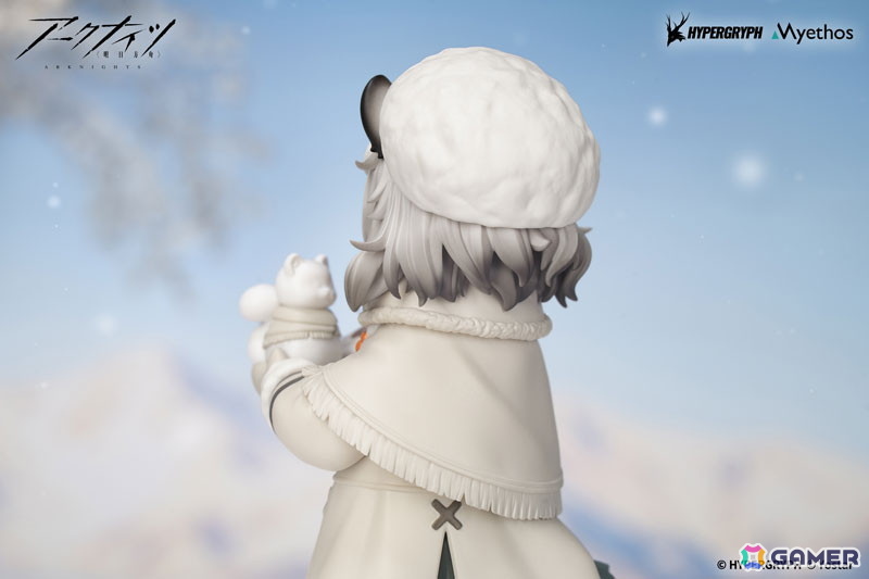 「アークナイツ」小さな雪だるまを抱えた、あどけない姿のプラマニクスが登場!大きな雪帽子の下からはふわふわの耳がそっとのぞくの画像