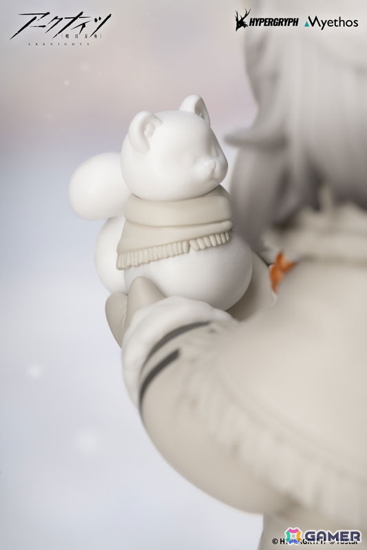 「アークナイツ」小さな雪だるまを抱えた、あどけない姿のプラマニクスが登場!大きな雪帽子の下からはふわふわの耳がそっとのぞくの画像