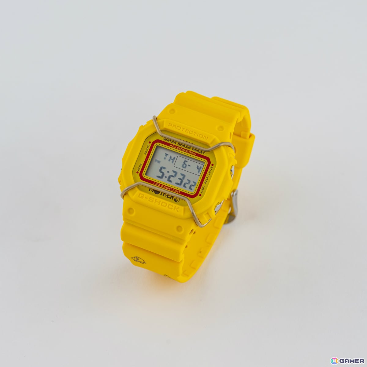 「MOTHER3」発売20周年記念モデルのG-SHOCKが登場！ひまわり畑をイメージさせる鮮やかなイエロー、樹脂バンドにはどせいさんの姿もの画像