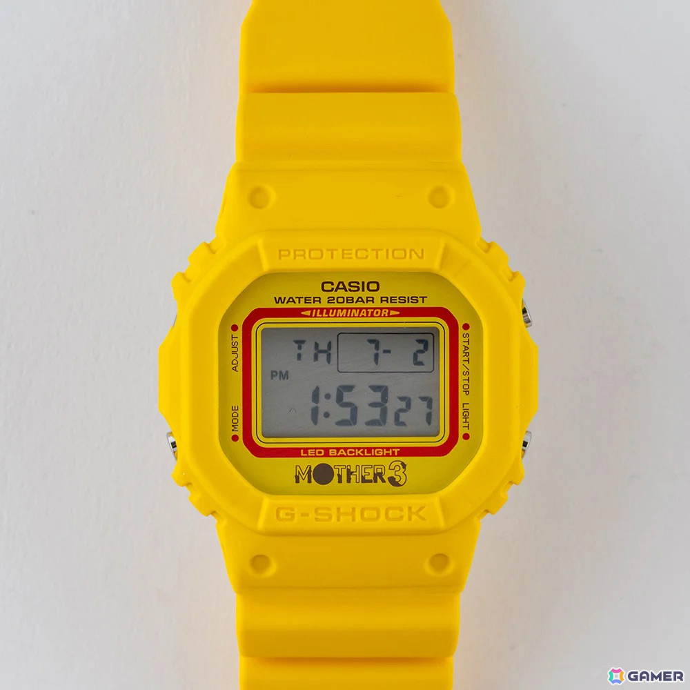 「MOTHER3」発売20周年記念モデルのG-SHOCKが登場！ひまわり畑をイメージさせる鮮やかなイエロー、樹脂バンドにはどせいさんの姿もの画像