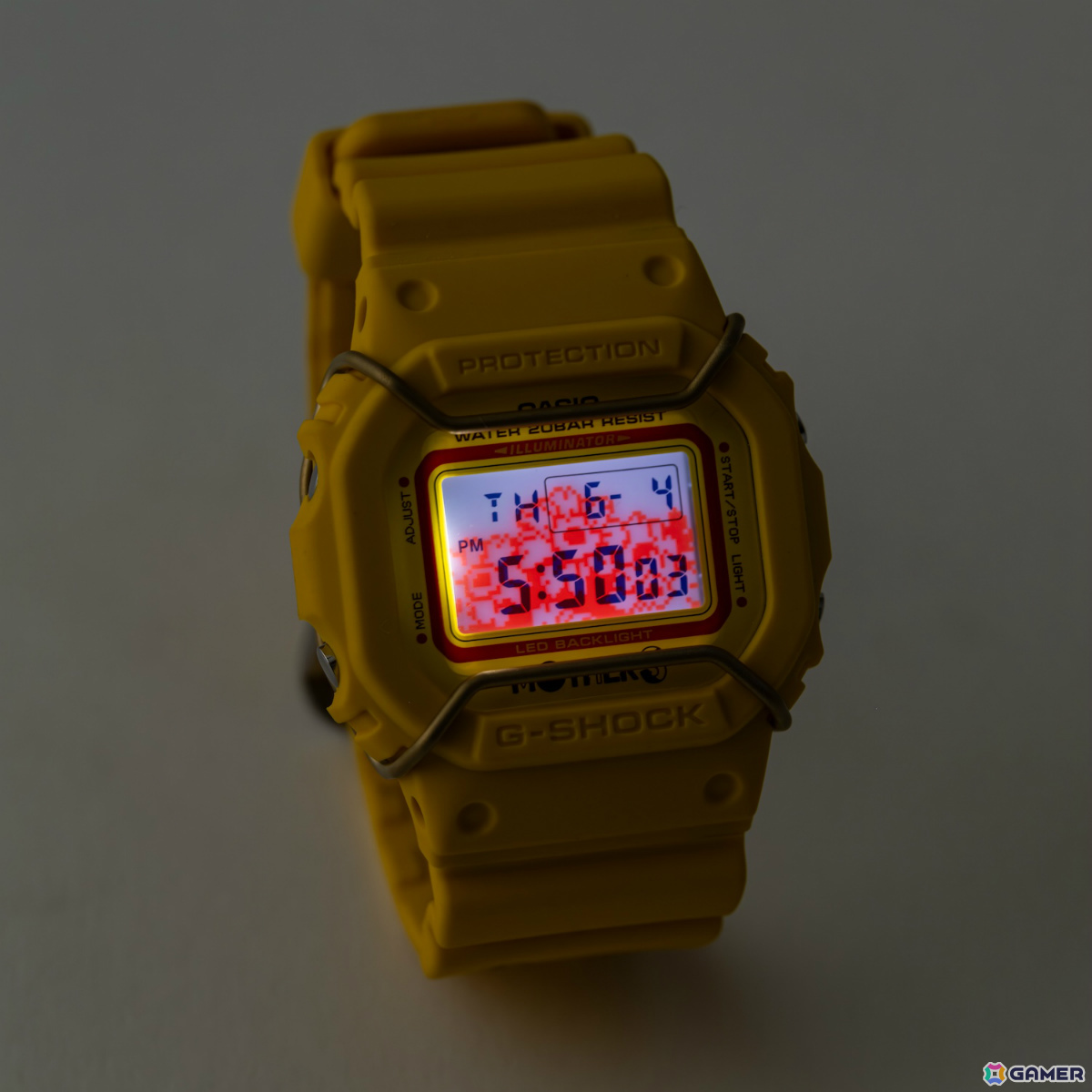 「MOTHER3」発売20周年記念モデルのG-SHOCKが登場！ひまわり畑をイメージさせる鮮やかなイエロー、樹脂バンドにはどせいさんの姿もの画像