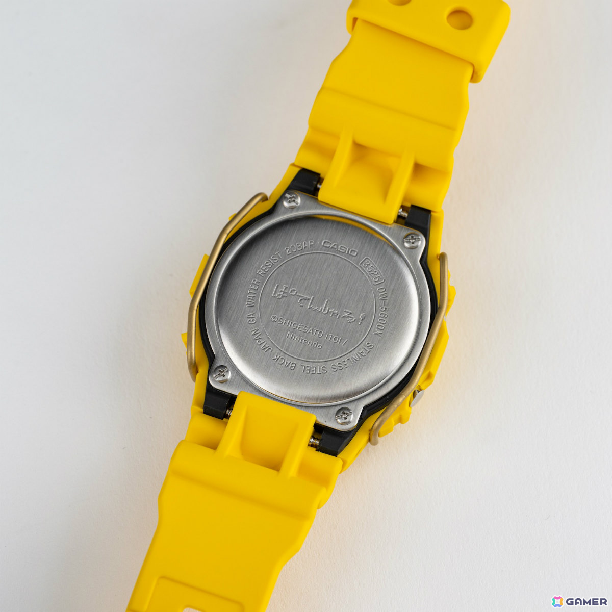 「MOTHER3」発売20周年記念モデルのG-SHOCKが登場！ひまわり畑をイメージさせる鮮やかなイエロー、樹脂バンドにはどせいさんの姿もの画像