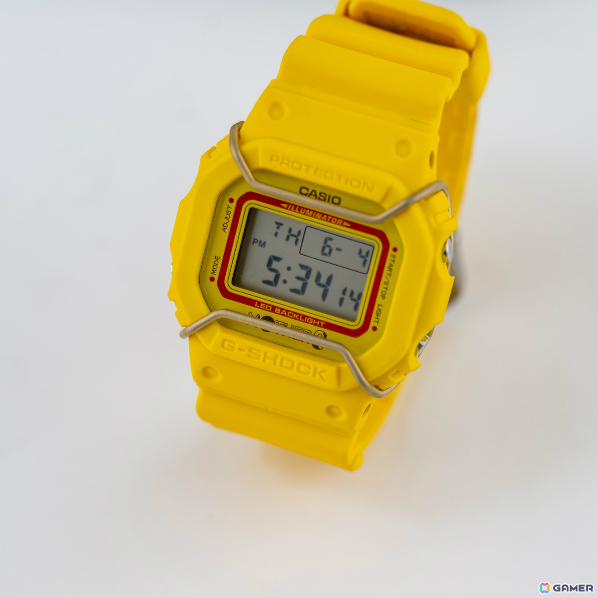 「MOTHER3」発売20周年記念モデルのG-SHOCKが登場！ひまわり畑をイメージさせる鮮やかなイエロー、樹脂バンドにはどせいさんの姿もの画像