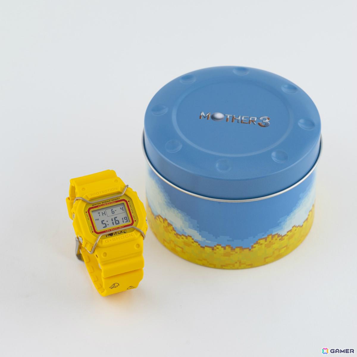 「MOTHER3」発売20周年記念モデルのG-SHOCKが登場！ひまわり畑をイメージさせる鮮やかなイエロー、樹脂バンドにはどせいさんの姿もの画像
