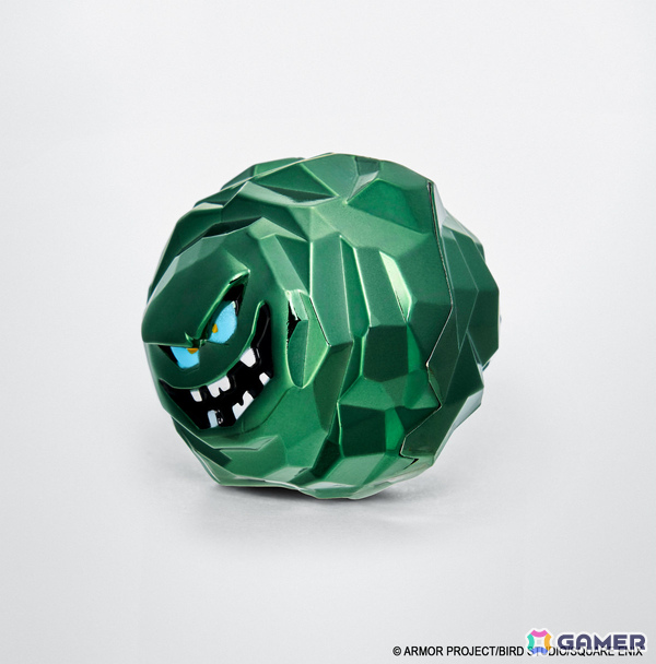 「ドラゴンクエスト」天空装備のメタリックフィギュアがアンティークゴールドで登場！40周年記念ピンズやメタルスライムたちのミニパペットぬいぐるみもの画像