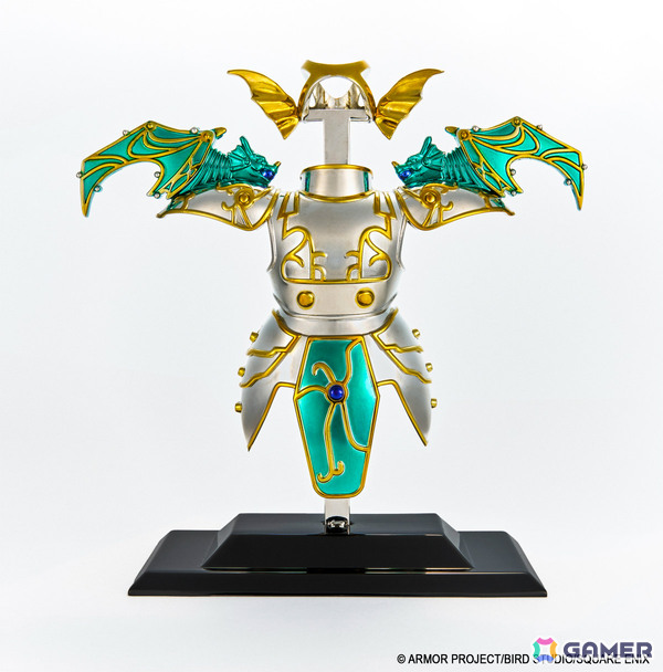 「ドラゴンクエスト」天空装備のメタリックフィギュアがアンティークゴールドで登場！40周年記念ピンズやメタルスライムたちのミニパペットぬいぐるみもの画像