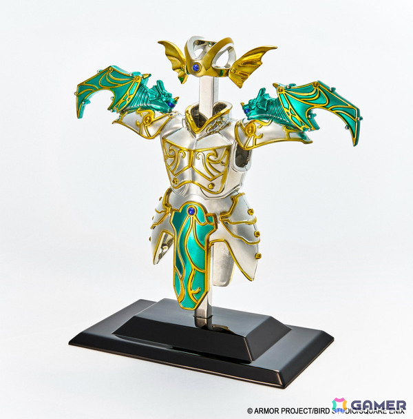 「ドラゴンクエスト」天空装備のメタリックフィギュアがアンティークゴールドで登場！40周年記念ピンズやメタルスライムたちのミニパペットぬいぐるみもの画像