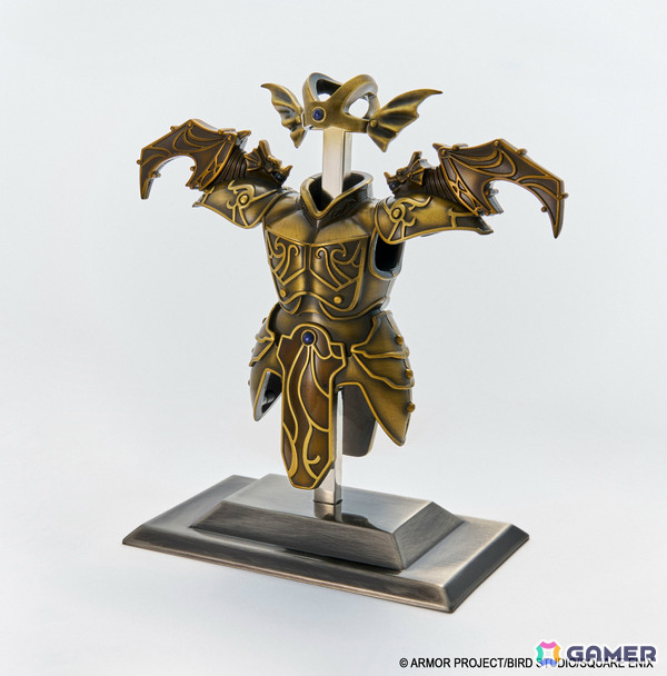 「ドラゴンクエスト」天空装備のメタリックフィギュアがアンティークゴールドで登場！40周年記念ピンズやメタルスライムたちのミニパペットぬいぐるみもの画像