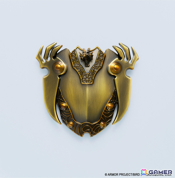 「ドラゴンクエスト」天空装備のメタリックフィギュアがアンティークゴールドで登場！40周年記念ピンズやメタルスライムたちのミニパペットぬいぐるみもの画像