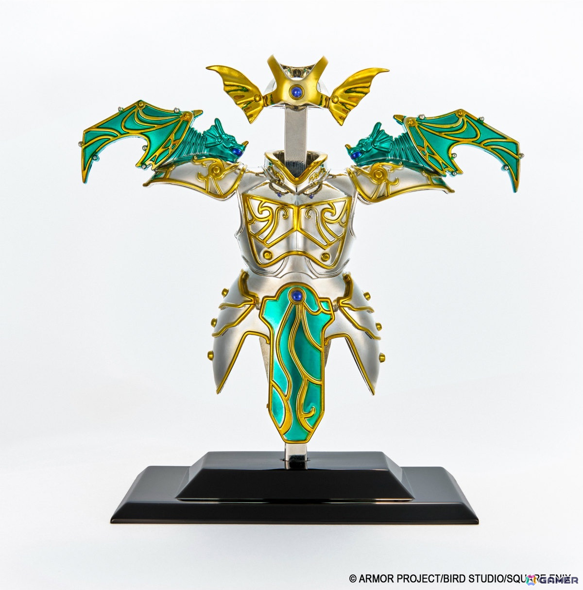 「ドラゴンクエスト」天空装備のメタリックフィギュアがアンティークゴールドで登場！40周年記念ピンズやメタルスライムたちのミニパペットぬいぐるみもの画像
