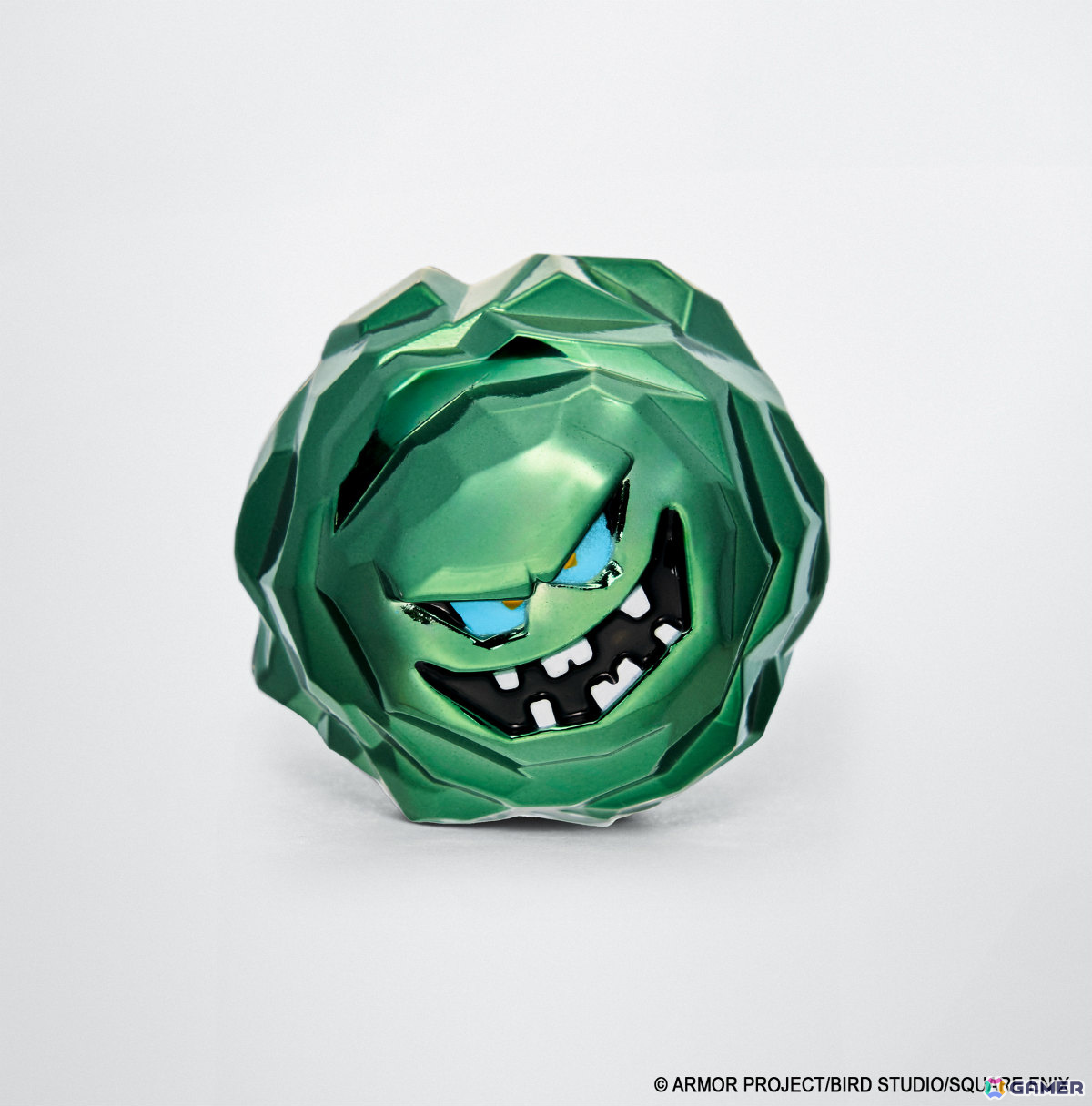 「ドラゴンクエスト」天空装備のメタリックフィギュアがアンティークゴールドで登場！40周年記念ピンズやメタルスライムたちのミニパペットぬいぐるみもの画像