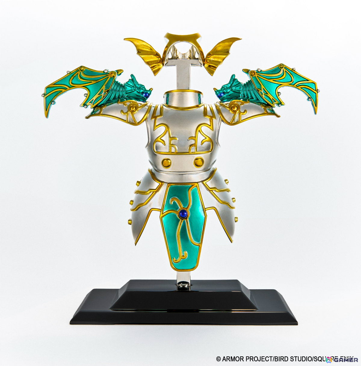 「ドラゴンクエスト」天空装備のメタリックフィギュアがアンティークゴールドで登場！40周年記念ピンズやメタルスライムたちのミニパペットぬいぐるみもの画像2