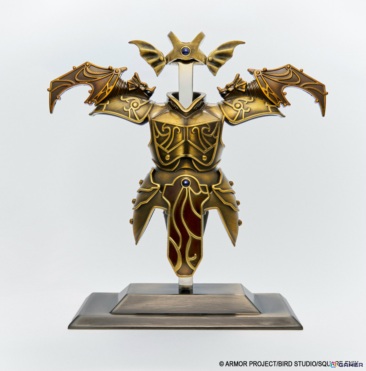 「ドラゴンクエスト」天空装備のメタリックフィギュアがアンティークゴールドで登場！40周年記念ピンズやメタルスライムたちのミニパペットぬいぐるみもの画像