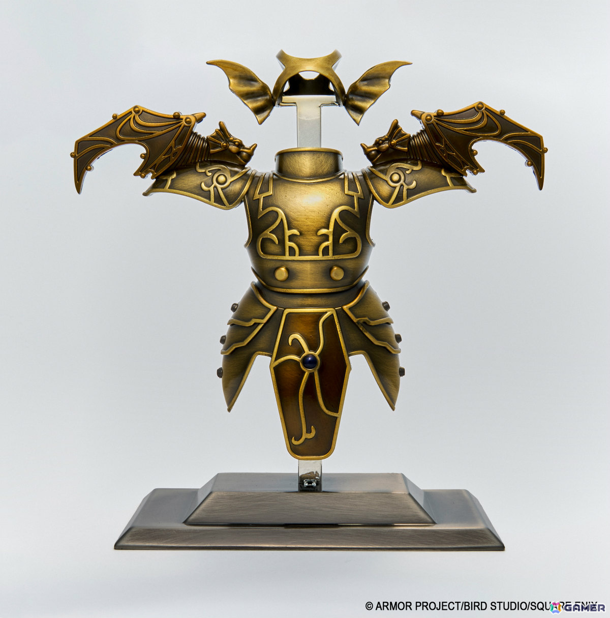 「ドラゴンクエスト」天空装備のメタリックフィギュアがアンティークゴールドで登場！40周年記念ピンズやメタルスライムたちのミニパペットぬいぐるみもの画像5