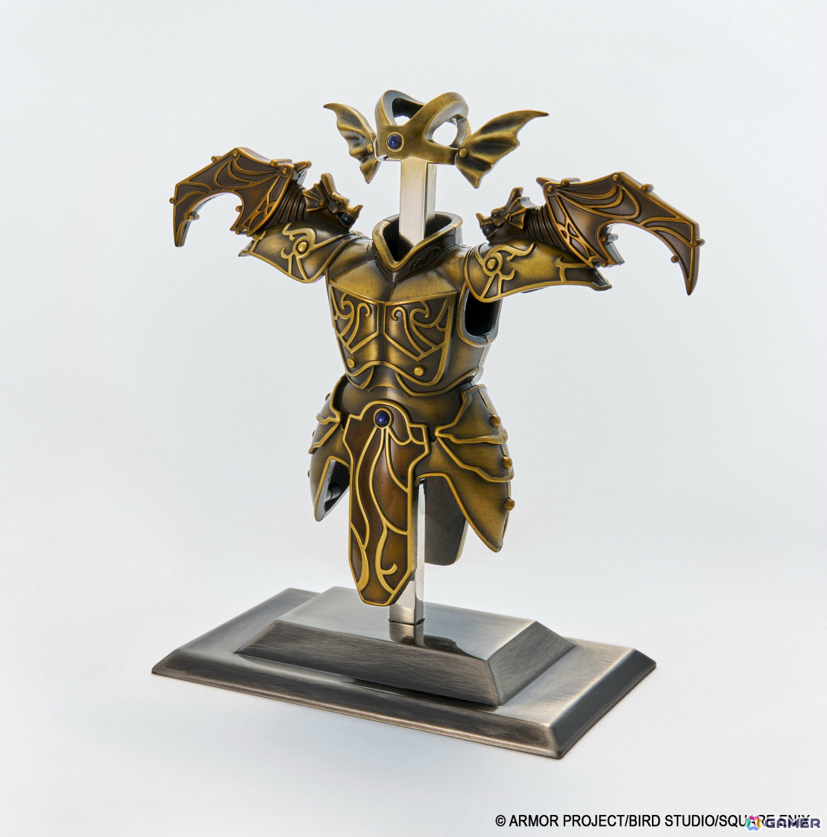 「ドラゴンクエスト」天空装備のメタリックフィギュアがアンティークゴールドで登場！40周年記念ピンズやメタルスライムたちのミニパペットぬいぐるみもの画像6