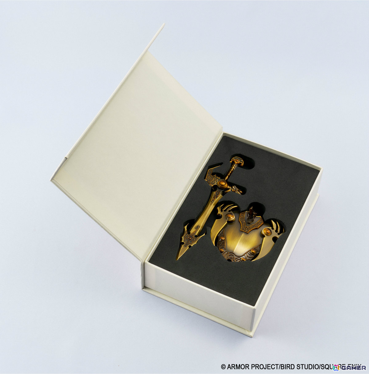「ドラゴンクエスト」天空装備のメタリックフィギュアがアンティークゴールドで登場！40周年記念ピンズやメタルスライムたちのミニパペットぬいぐるみもの画像