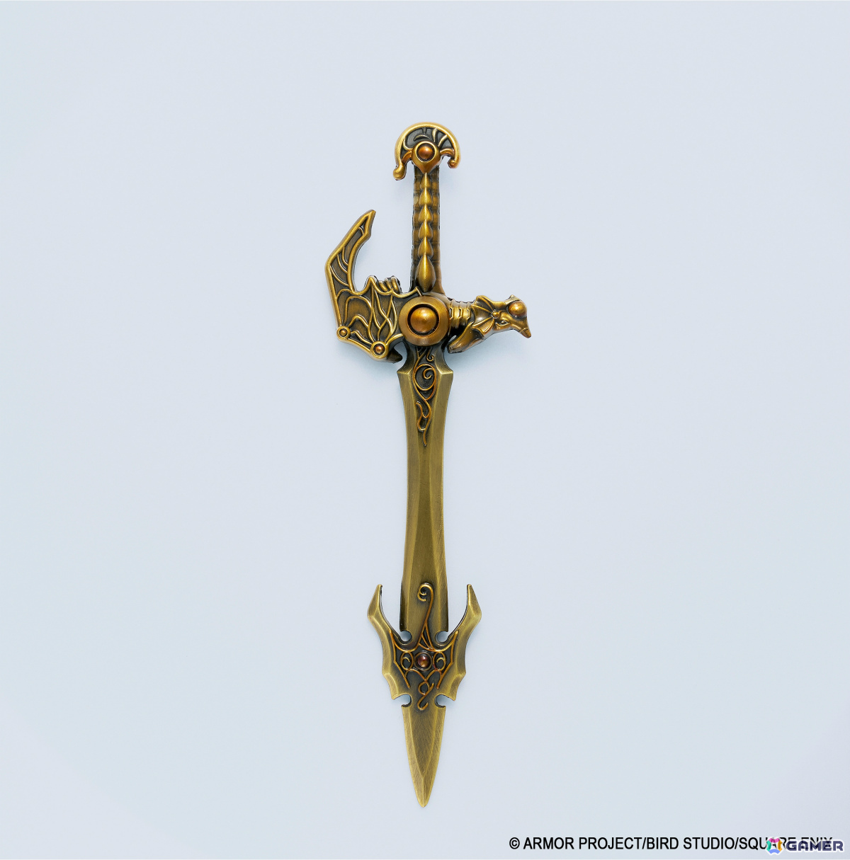 「ドラゴンクエスト」天空装備のメタリックフィギュアがアンティークゴールドで登場！40周年記念ピンズやメタルスライムたちのミニパペットぬいぐるみもの画像8