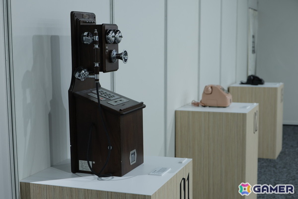 「050-5893-5336展」（ひとのでんわ展）レポート＆藤澤 仁氏インタビュー：黒電話や公衆電話、携帯電話まで、さまざまな時代の電話から手がかりを集める体験が新鮮！の画像3