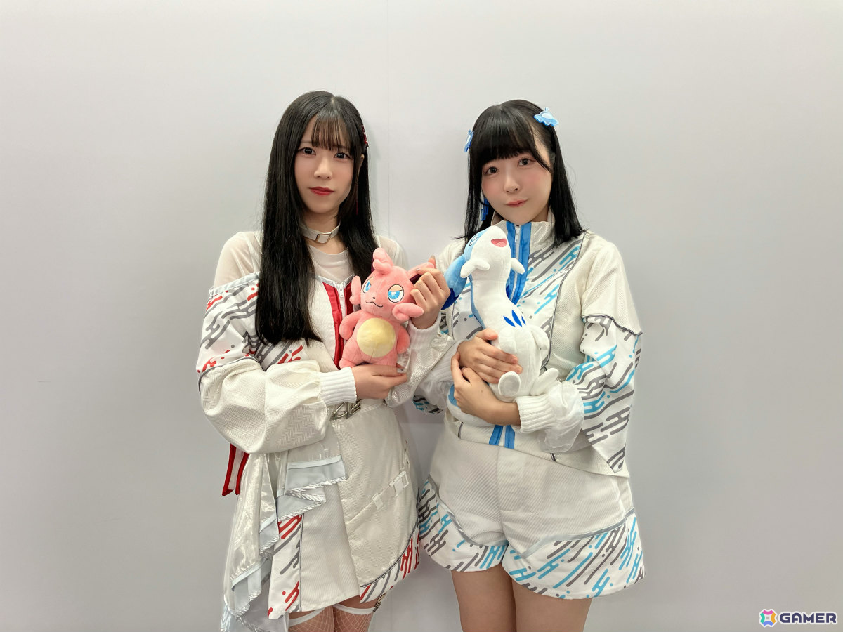 当日フォトセッション （左から）千石ユノさん、峰月律さん