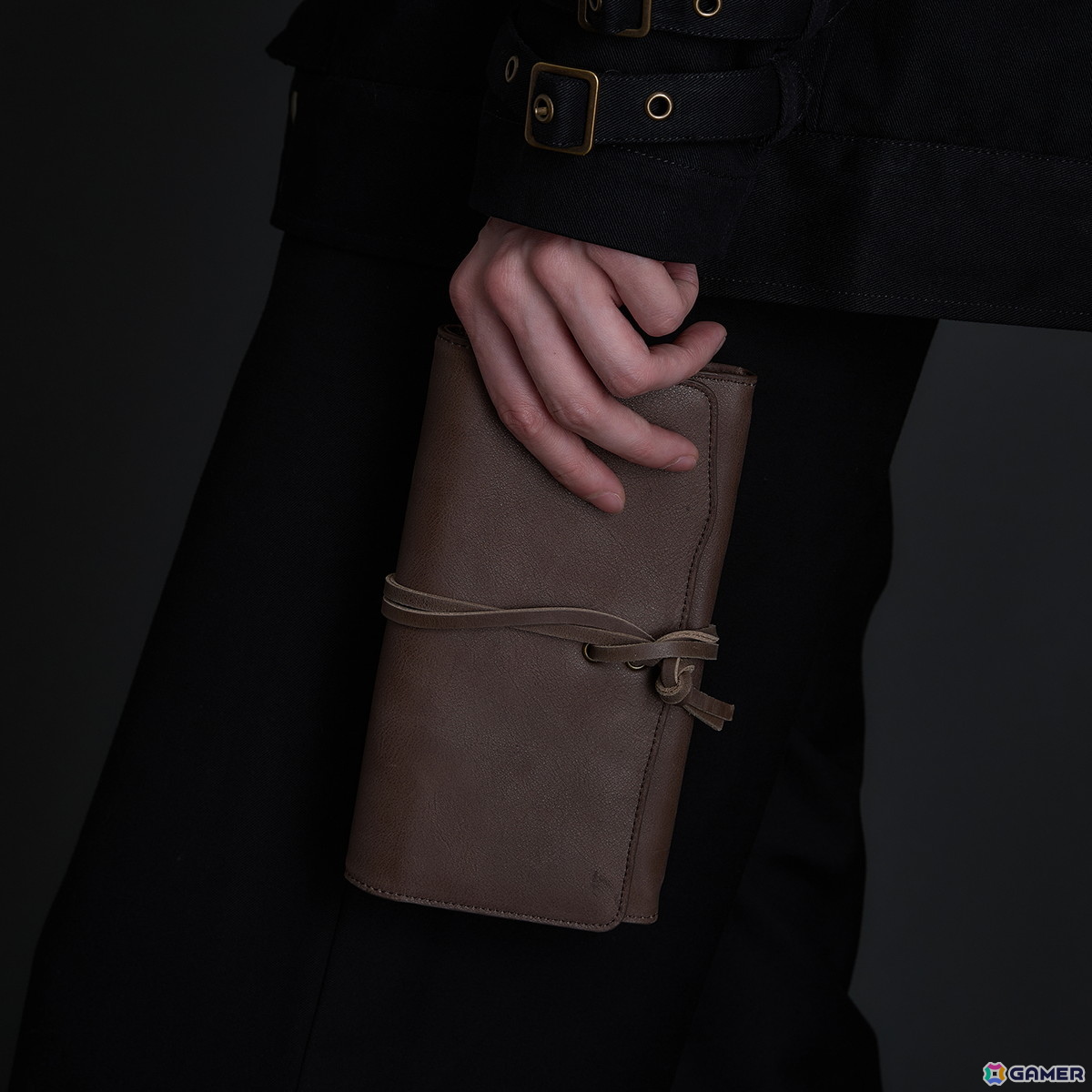 「Bloodborne」ダークトーンを基調とし、重厚でクラシカルなデザインへと昇華させたアウター/バックパック/トートバッグ/長財布が登場!の画像