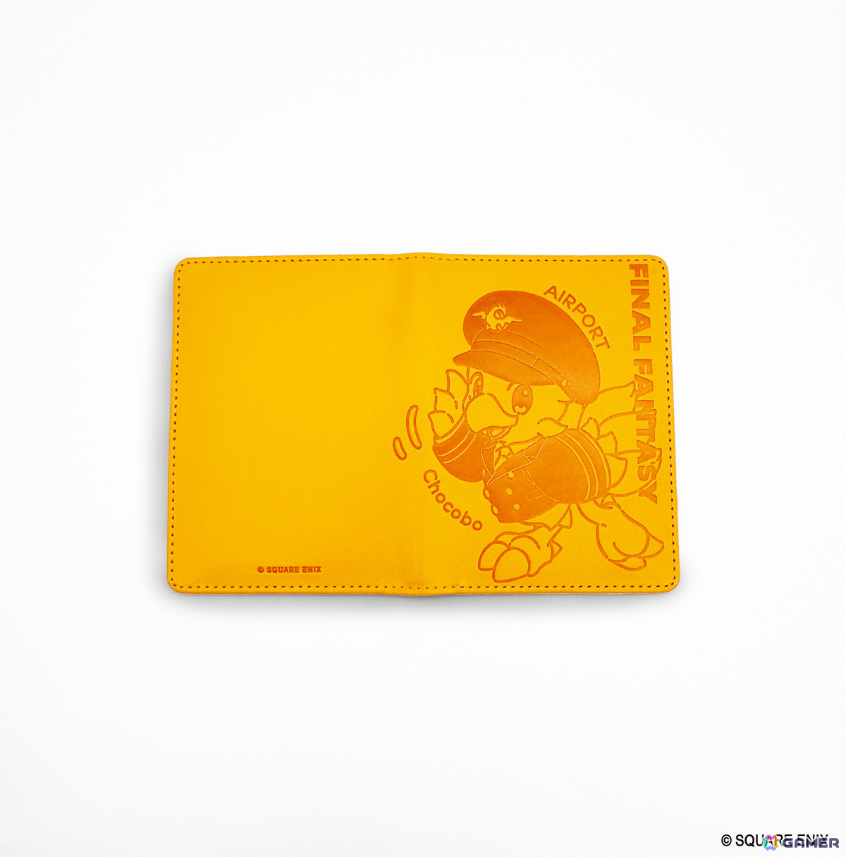 成田空港のSQUARE ENIX POP UP STOREにスライムとチョコボのパスポートカバー、ラゲッジタグ、マグカップが登場!の画像