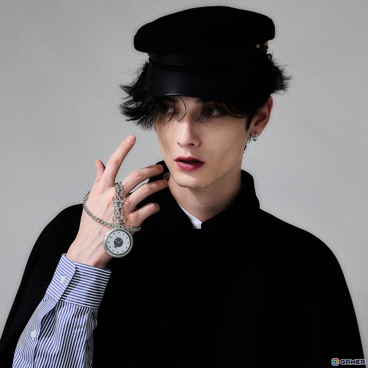「RAIDOU Remastered: 超力兵団奇譚」のコラボアイテムが登場！ライドウがモチーフの懐中時計、ボディバッグの3つがラインナップの画像