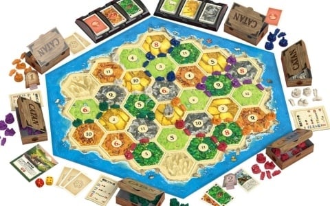 ボードゲーム「カタン」を最大6人で遊べる拡張版がリニューアルして発売！カードやタイルのデザインを一新、コマ箱も追加