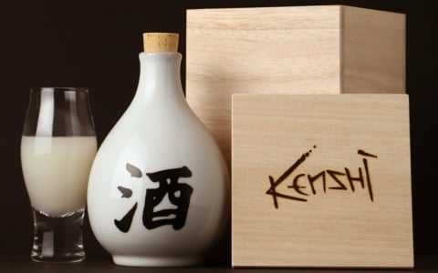 「Kenshi」ゲーム内の“酒”を再現したオリジナル日本酒「傑作等級の酒」がクランドで販売開始!