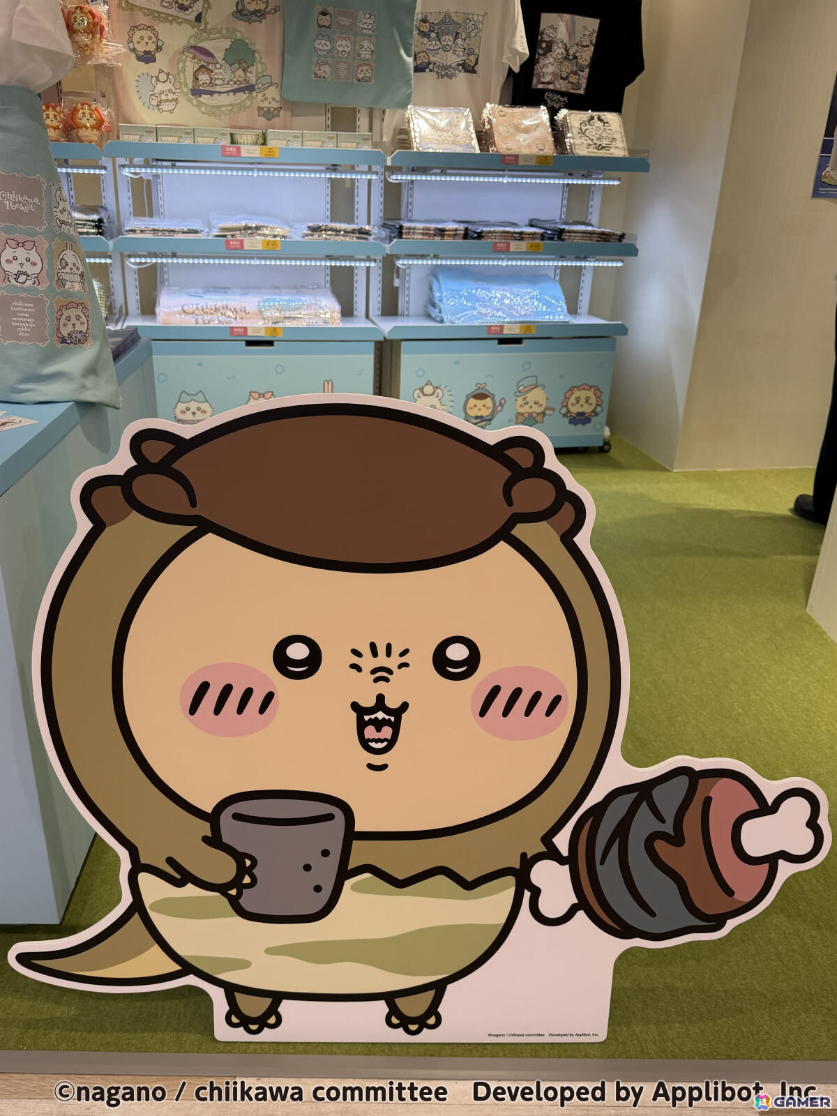 「ちいかわぽけっと POP UP STORE」東京会場のレポートが公開!恐竜とアリスをモチーフにした新作グッズがずらりの画像