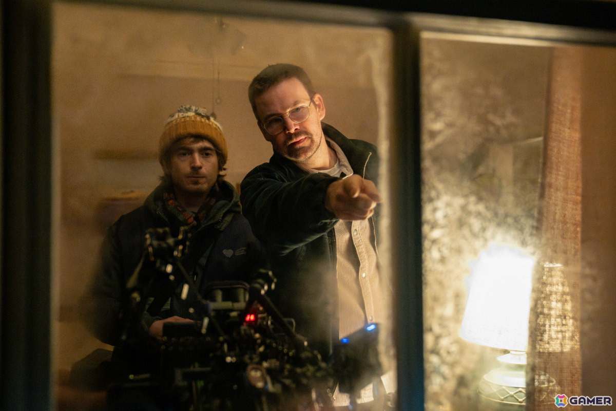 映画「バイオハザード」3枚の場面写真が解禁!呆然と座り込むブライアン、何かに足を引っ張られ必死に車のドアにしがみつく男などの画像