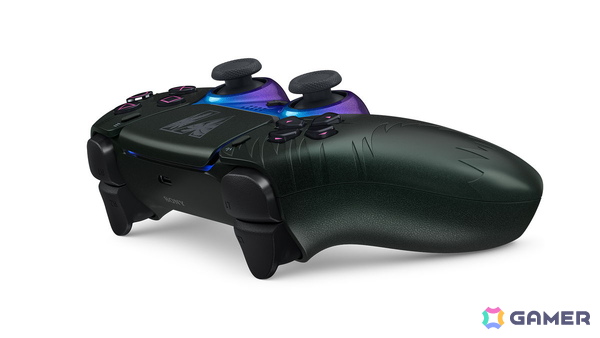 「グランド・セフト・オートVI」モチーフの限定版DualSenseが11月19日に発売！バイスシティをイメージした2種の限定デザインが登場の画像