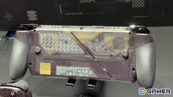 ROG20周年記念モデル「ROG XBOX Ally X20」はスケルトンデザインが魅力的！可変式D-Padや7.4型有機ELパネルなどに注目の画像14
