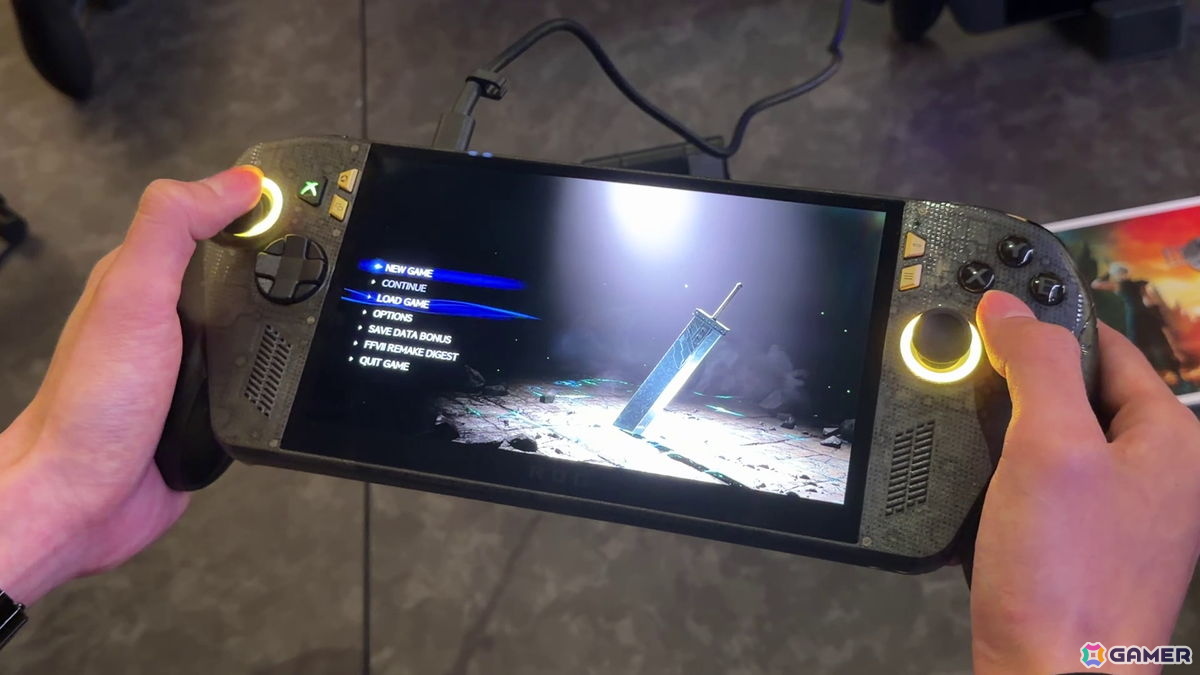 ROG20周年記念モデル「ROG XBOX Ally X20」はスケルトンデザインが魅力的！可変式D-Padや7.4型有機ELパネルなどに注目の画像