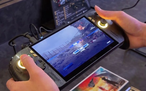 ROG20周年記念モデル「ROG XBOX Ally X20」はスケルトンデザインが魅力的！可変式D-Padや7.4型有機ELパネルなどに注目