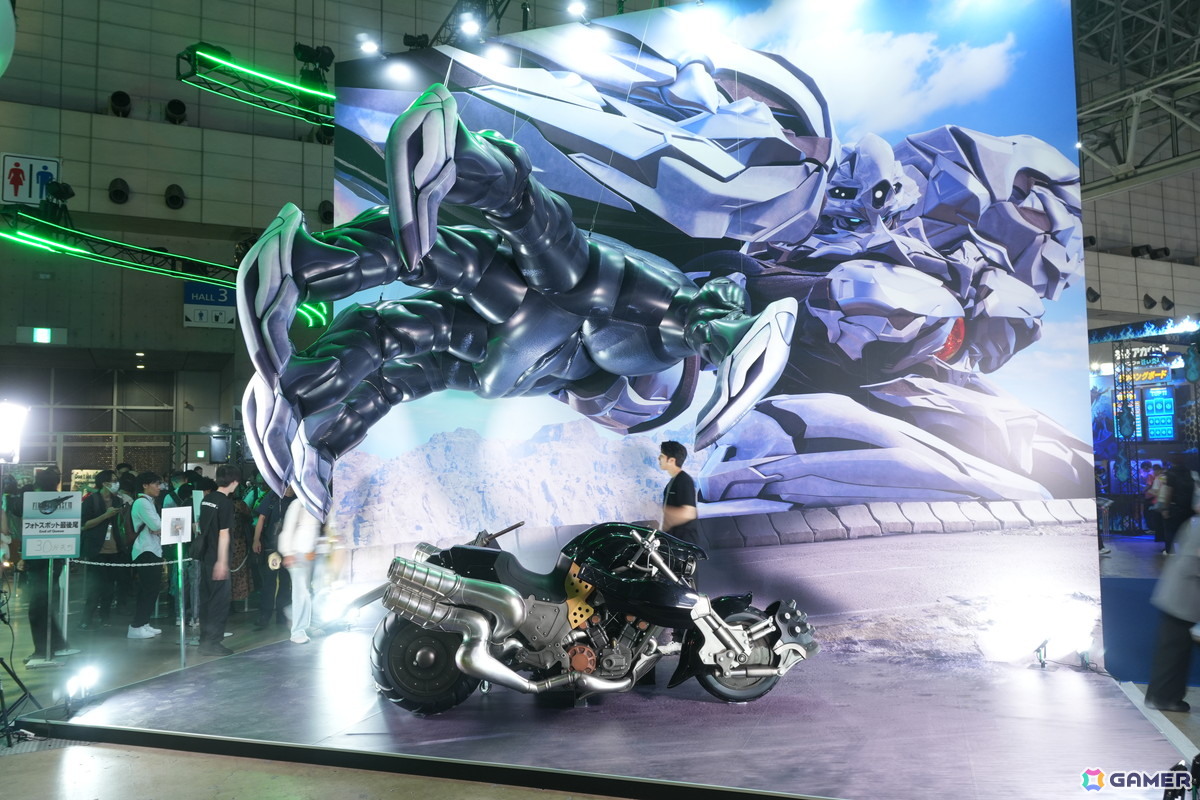 バスターソードやバイクに乗って「FFVII」の世界へ!スクウェア・エニックスブースの模様を紹介【TGS2026】の画像