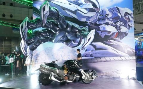 バスターソードやバイクに乗って「FFVII」の世界へ！スクウェア・エニックスブースの模様を紹介【TGS2026】