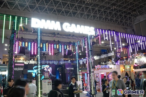 コックピットを彩るコスプレイヤーさんや豪華グッズが当たる巨大ガチャが登場!見どころ満載のDMM GAMESブースレポ【TGS2026】の画像1