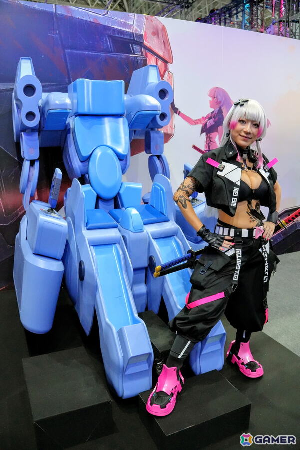 コックピットを彩るコスプレイヤーさんや豪華グッズが当たる巨大ガチャが登場!見どころ満載のDMM GAMESブースレポ【TGS2026】の画像12