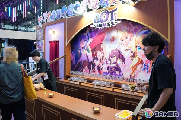 コックピットを彩るコスプレイヤーさんや豪華グッズが当たる巨大ガチャが登場!見どころ満載のDMM GAMESブースレポ【TGS2026】の画像15