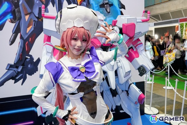 コックピットを彩るコスプレイヤーさんや豪華グッズが当たる巨大ガチャが登場!見どころ満載のDMM GAMESブースレポ【TGS2026】の画像6