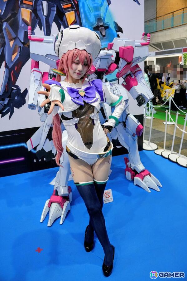 コックピットを彩るコスプレイヤーさんや豪華グッズが当たる巨大ガチャが登場!見どころ満載のDMM GAMESブースレポ【TGS2026】の画像7