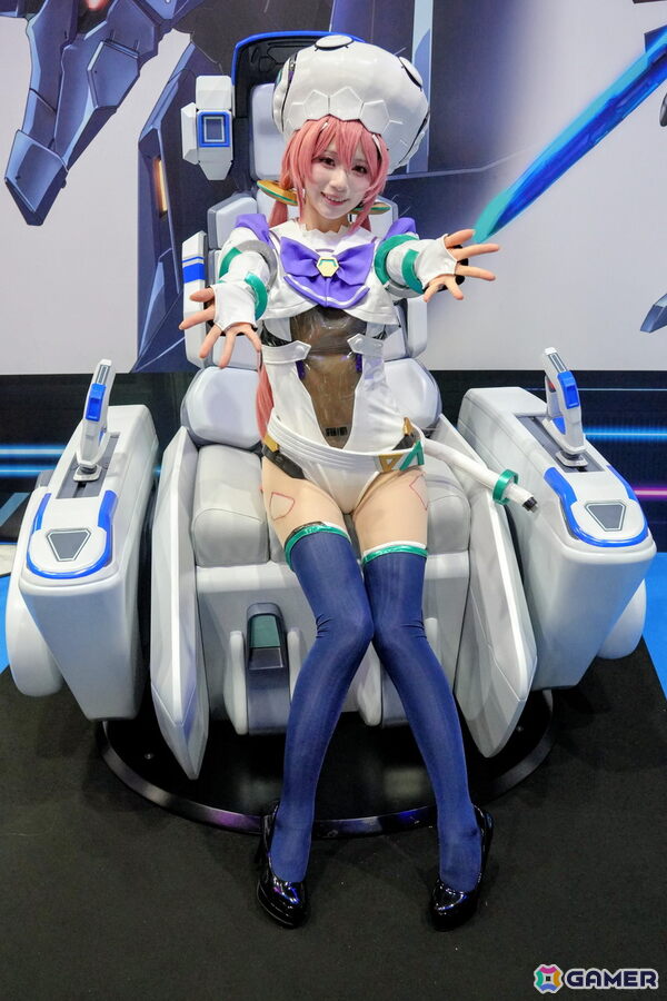コックピットを彩るコスプレイヤーさんや豪華グッズが当たる巨大ガチャが登場!見どころ満載のDMM GAMESブースレポ【TGS2026】の画像8