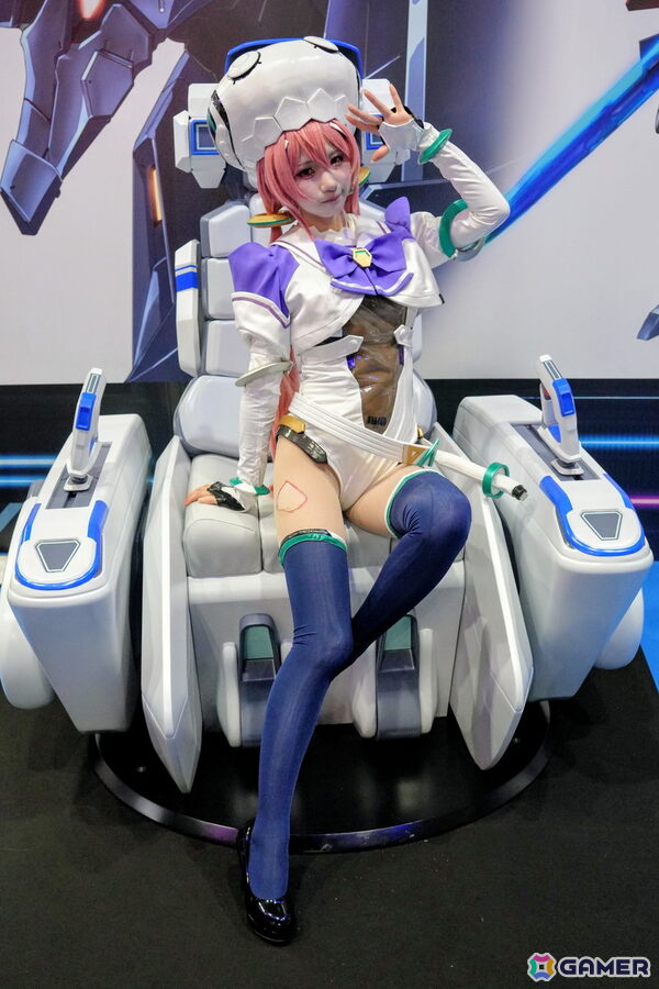コックピットを彩るコスプレイヤーさんや豪華グッズが当たる巨大ガチャが登場!見どころ満載のDMM GAMESブースレポ【TGS2026】の画像9