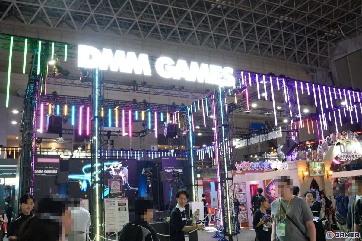 コックピットを彩るコスプレイヤーさんや豪華グッズが当たる巨大ガチャが登場!見どころ満載のDMM GAMESブースレポ【TGS2026】の画像