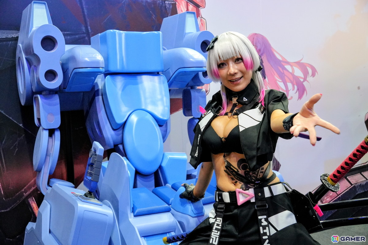 コックピットを彩るコスプレイヤーさんや豪華グッズが当たる巨大ガチャが登場!見どころ満載のDMM GAMESブースレポ【TGS2026】の画像