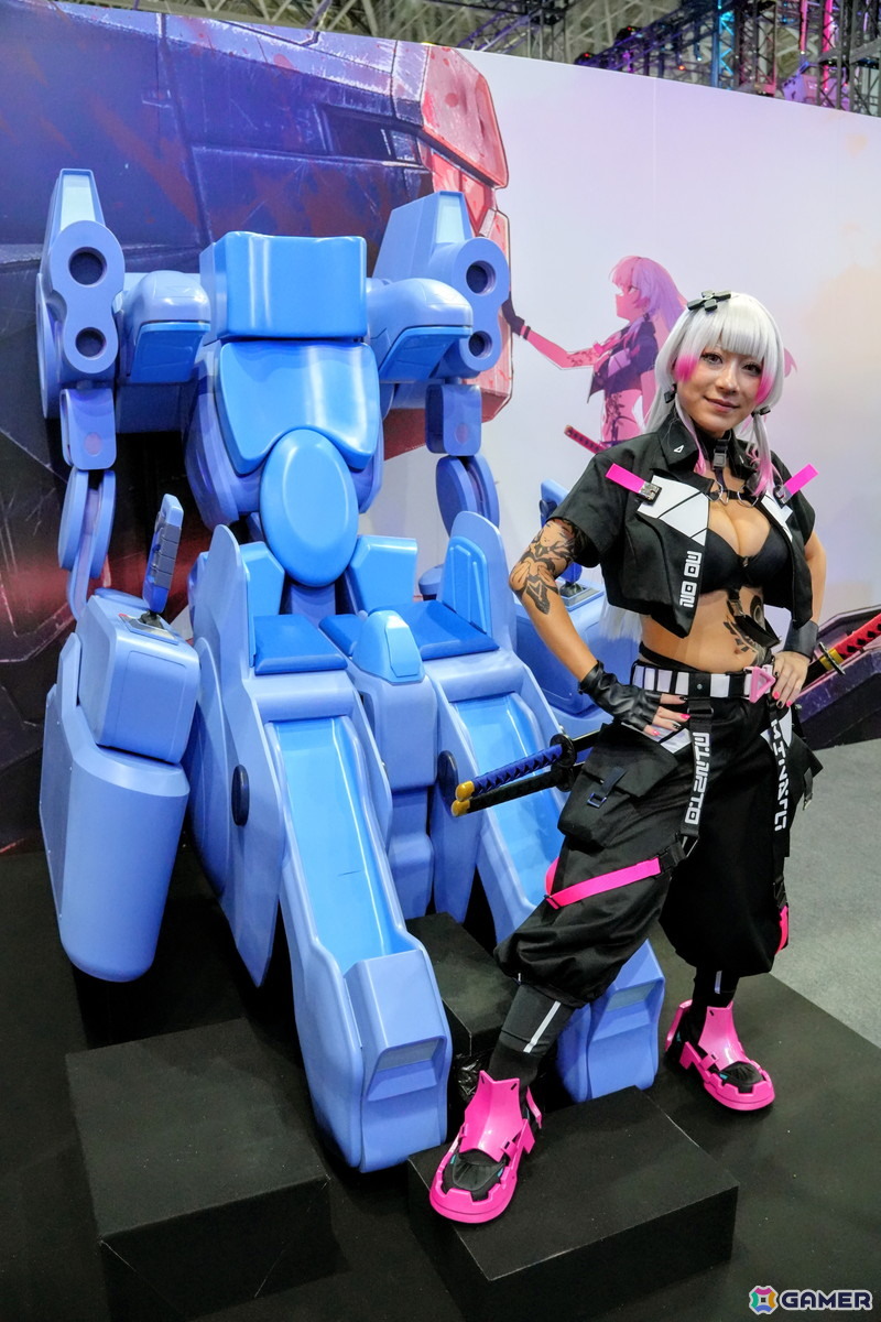 コックピットを彩るコスプレイヤーさんや豪華グッズが当たる巨大ガチャが登場!見どころ満載のDMM GAMESブースレポ【TGS2026】の画像